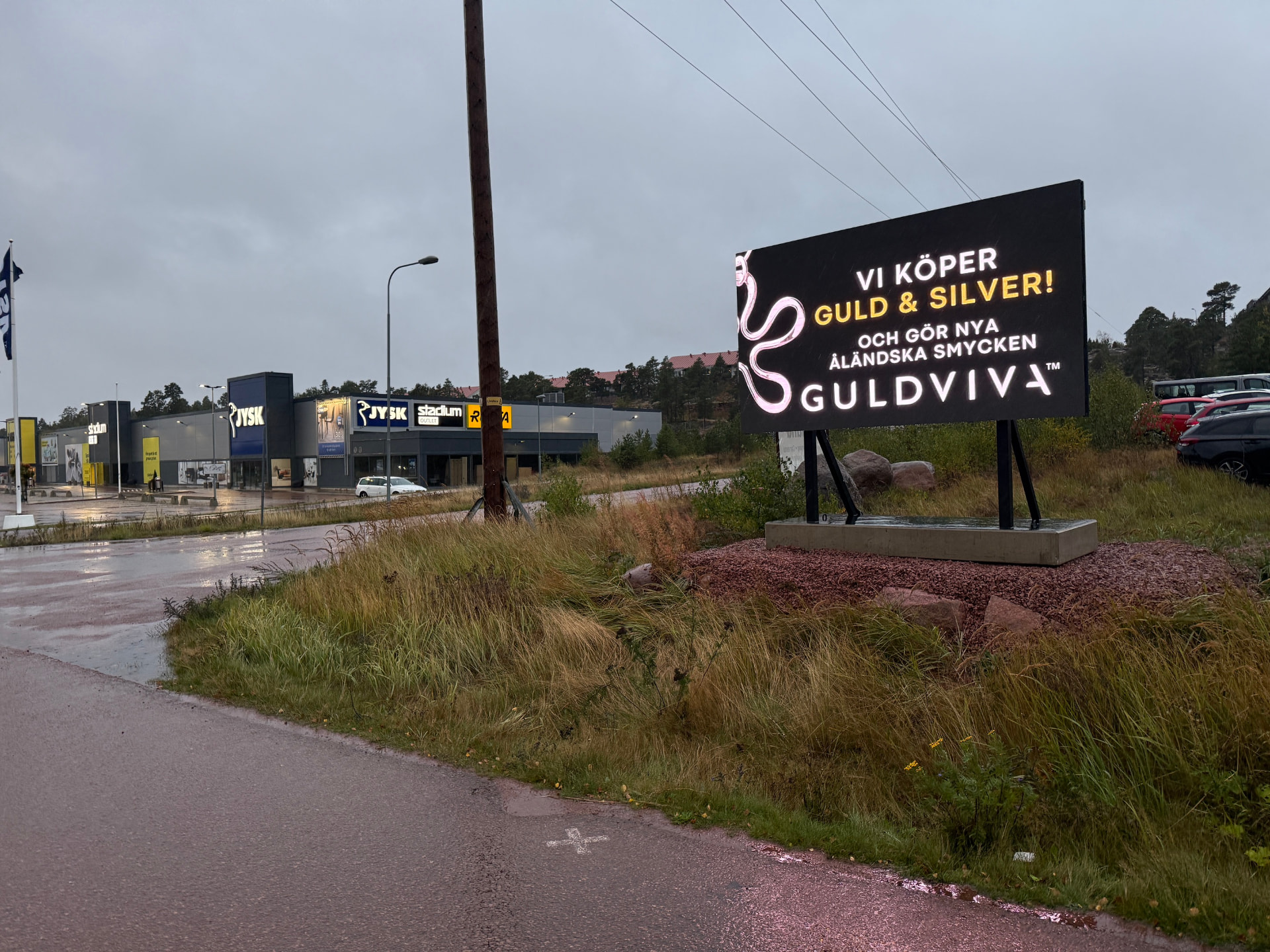 Digital LED-skylt vid Blomstringevägen i Jomala